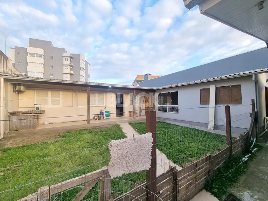 Casa com 6 quartos à venda, 200m2 em Centro, Torres - RS - imagem 3 Foto 3 de Casa com 6 quartos à venda, 200m2 em Centro, Torres - RS