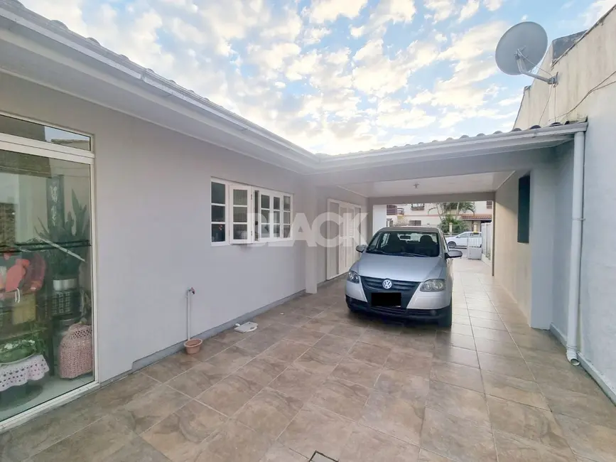 Casa com 6 quartos à venda, 200m2 em Centro, Torres - RS - imagem 2 Foto 2 de Casa com 6 quartos à venda, 200m2 em Centro, Torres - RS