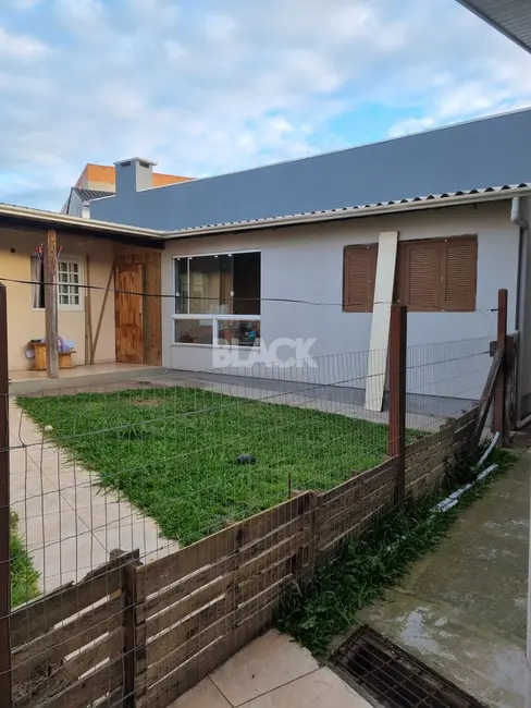 Casa com 6 quartos à venda, 200m2 em Centro, Torres - RS - imagem 4 Foto 4 de Casa com 6 quartos à venda, 200m2 em Centro, Torres - RS