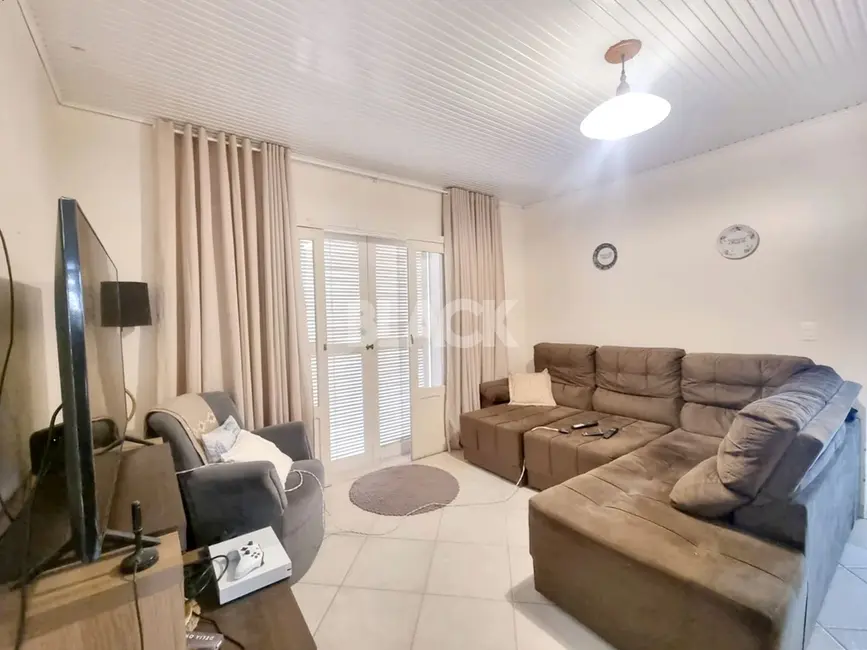 Casa com 6 quartos à venda, 200m2 em Centro, Torres - RS - imagem 5 Foto 5 de Casa com 6 quartos à venda, 200m2 em Centro, Torres - RS