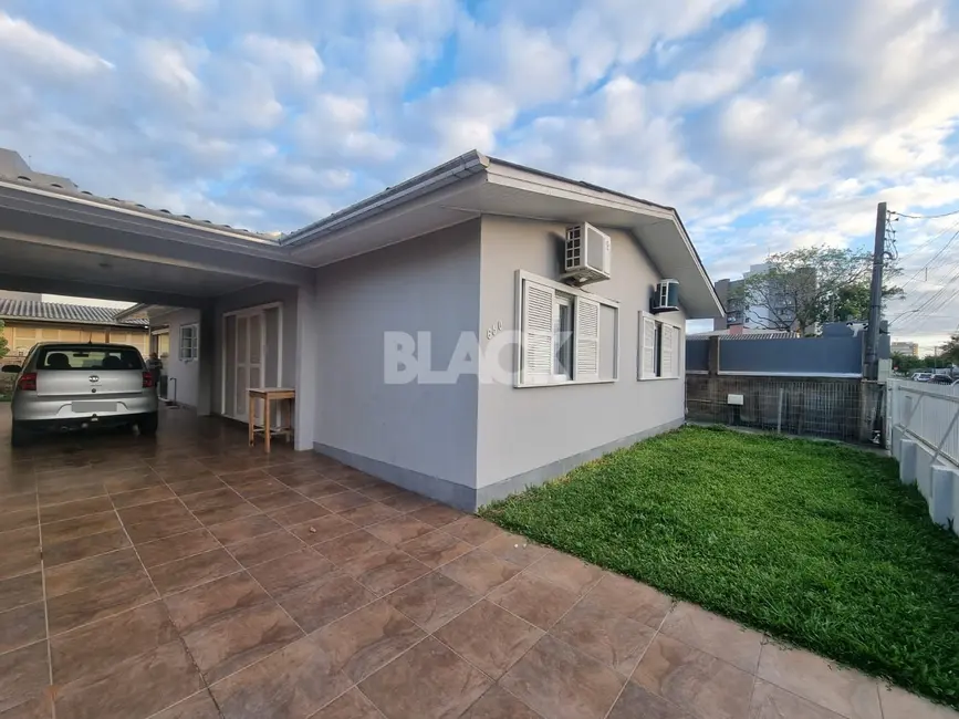 Casa com 6 quartos à venda, 200m2 em Centro, Torres - RS - imagem 1 Foto 1 de Casa com 6 quartos à venda, 200m2 em Centro, Torres - RS