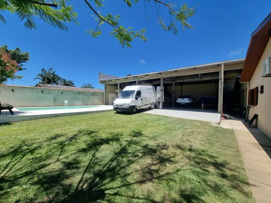 Casa com 3 quartos à venda, 250m2 em Torres - RS - imagem 3 Foto 3 de Casa com 3 quartos à venda, 250m2 em Torres - RS