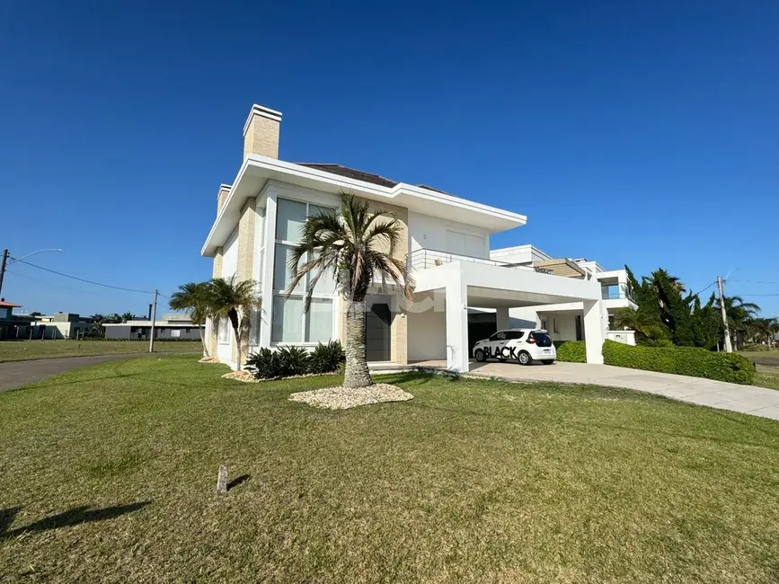 Foto 1 de Casa de Condomínio com 4 quartos à venda, 330m2 em Torres - RS
