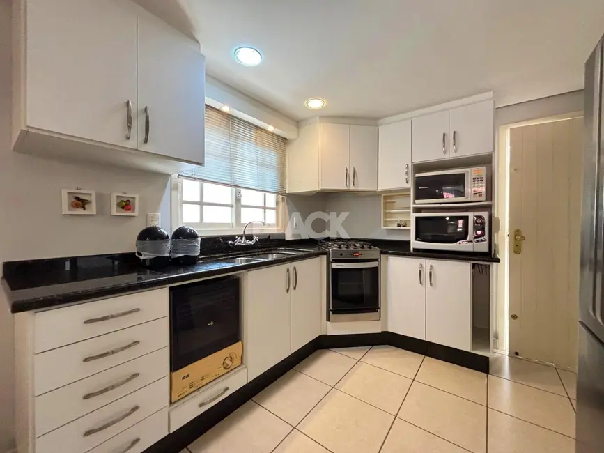 Casa com 4 quartos à venda, 300m2 em Centro, Torres - RS - imagem 8 Foto 8 de Casa com 4 quartos à venda, 300m2 em Centro, Torres - RS