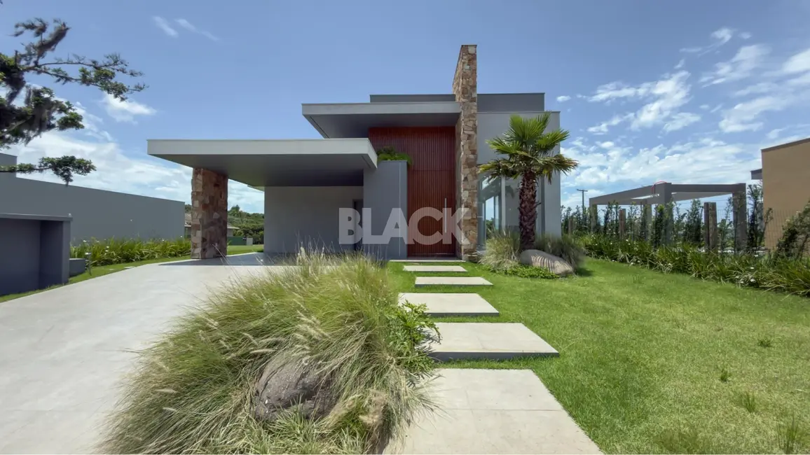 Foto 1 de Casa de Condomínio com 3 quartos à venda, 203m2 em Torres - RS