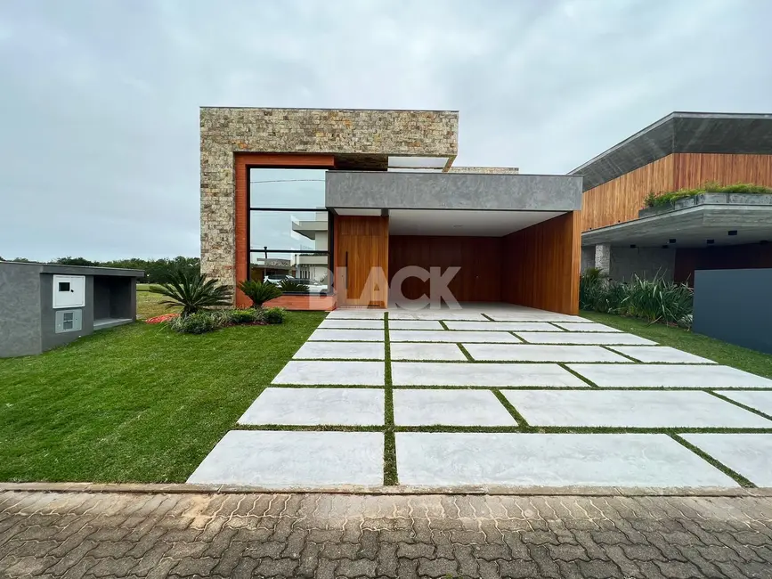 Foto 1 de Casa de Condomínio com 3 quartos à venda, 220m2 em Torres - RS