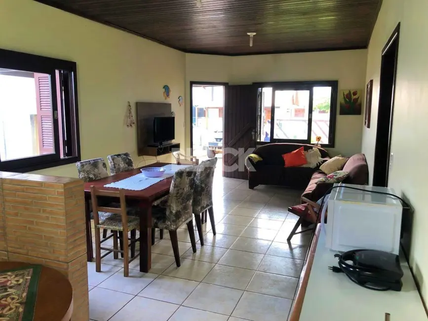 Foto 3 de Casa com 3 quartos à venda, 110m2 em Torres - RS