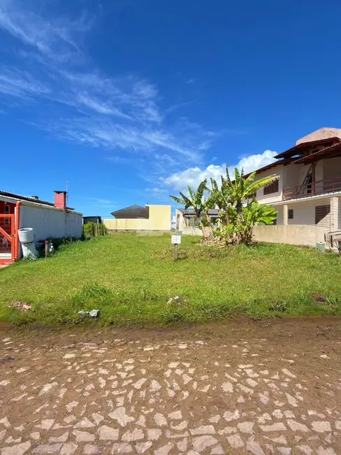 Foto 1 de Terreno / Lote à venda, 334m2 em Torres - RS