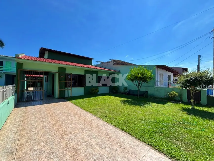 Foto 2 de Casa com 6 quartos à venda, 185m2 em Torres - RS