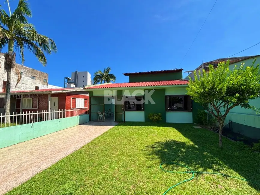 Foto 1 de Casa com 6 quartos à venda, 185m2 em Torres - RS