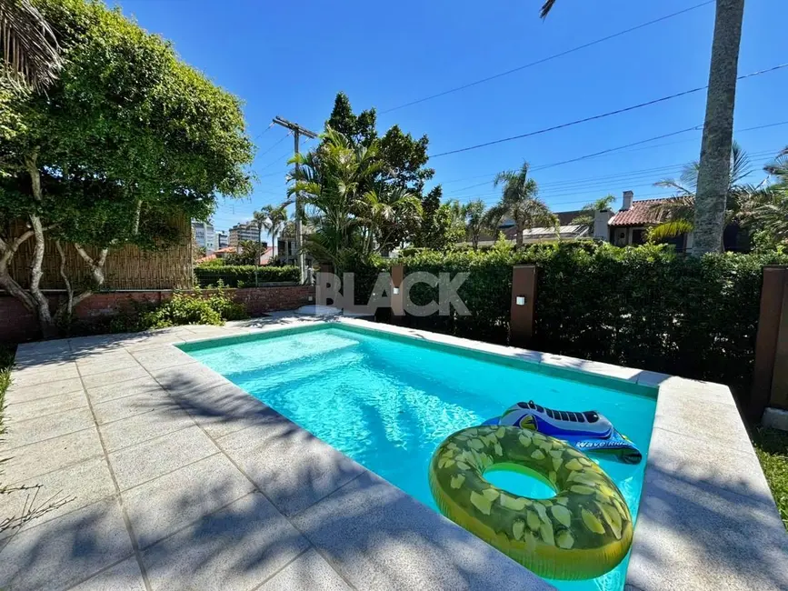 Foto 3 de Casa com 3 quartos à venda, 200m2 em Torres - RS