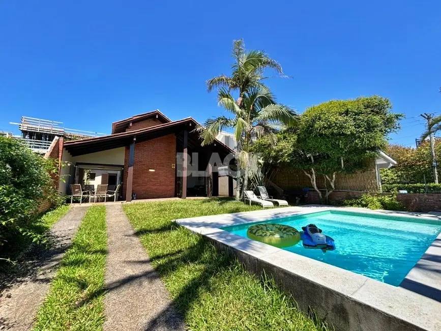Foto 1 de Casa com 3 quartos à venda, 200m2 em Torres - RS
