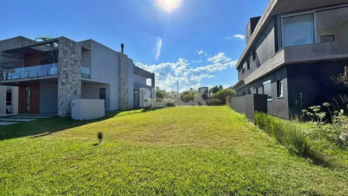 Foto 1 de Terreno / Lote à venda, 360m2 em Torres - RS