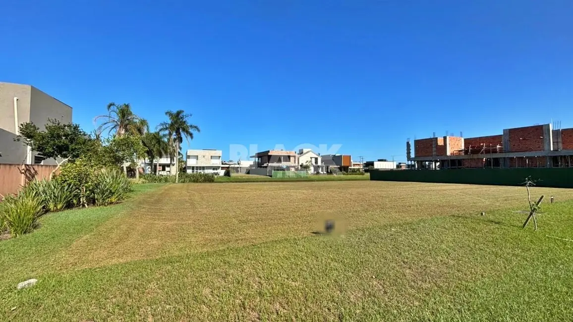 Foto 1 de Terreno / Lote à venda, 360m2 em Torres - RS