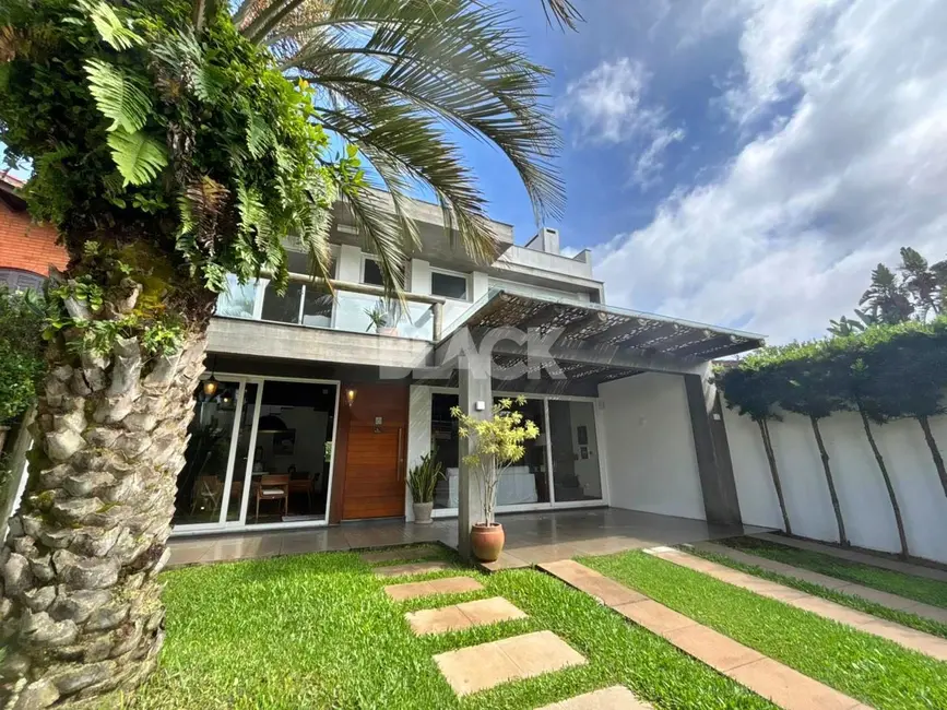 Foto 2 de Casa com 4 quartos à venda, 338m2 em Torres - RS