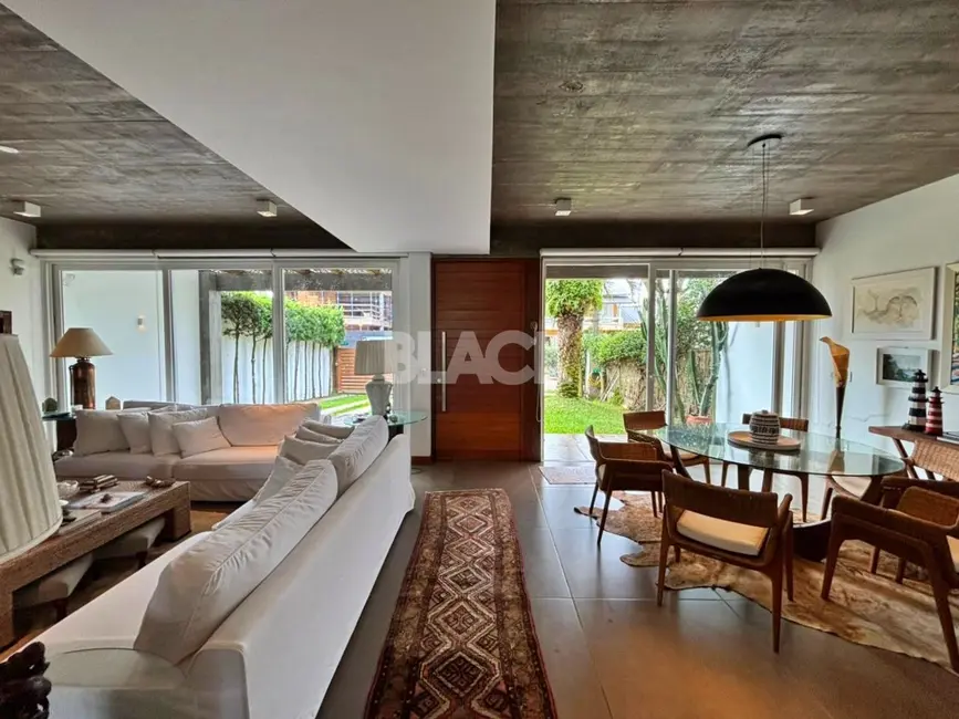 Foto 6 de Casa com 4 quartos à venda, 338m2 em Torres - RS