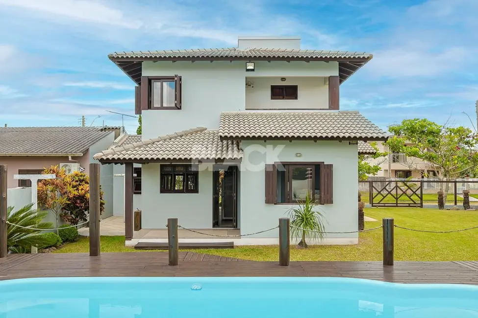 Foto 1 de Casa com 4 quartos à venda, 186m2 em Torres - RS