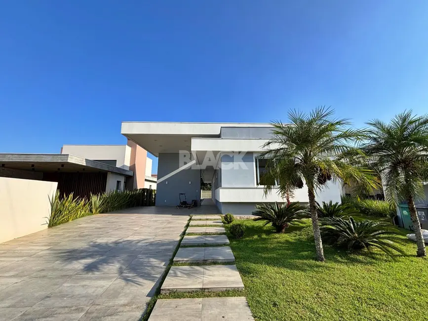 Foto 1 de Casa de Condomínio com 4 quartos à venda, 230m2 em Torres - RS