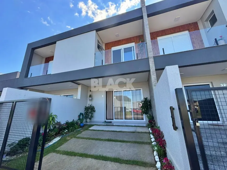 Foto 1 de Sobrado com 2 quartos à venda, 98m2 em Torres - RS