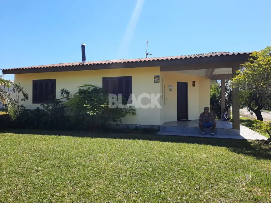 Foto 1 de Casa com 3 quartos à venda, 85m2 em Torres - RS