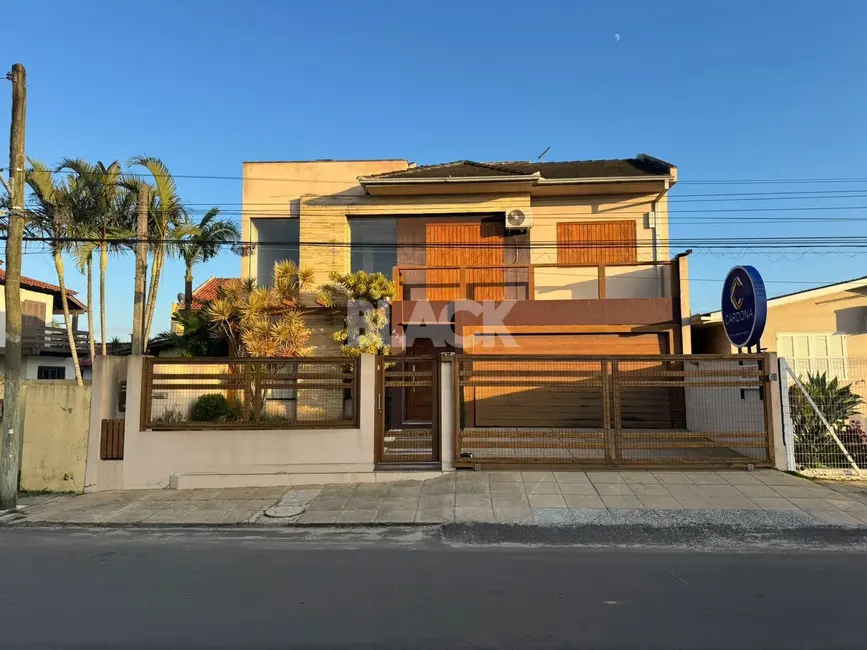 Foto 1 de Casa com 4 quartos à venda, 273m2 em Torres - RS