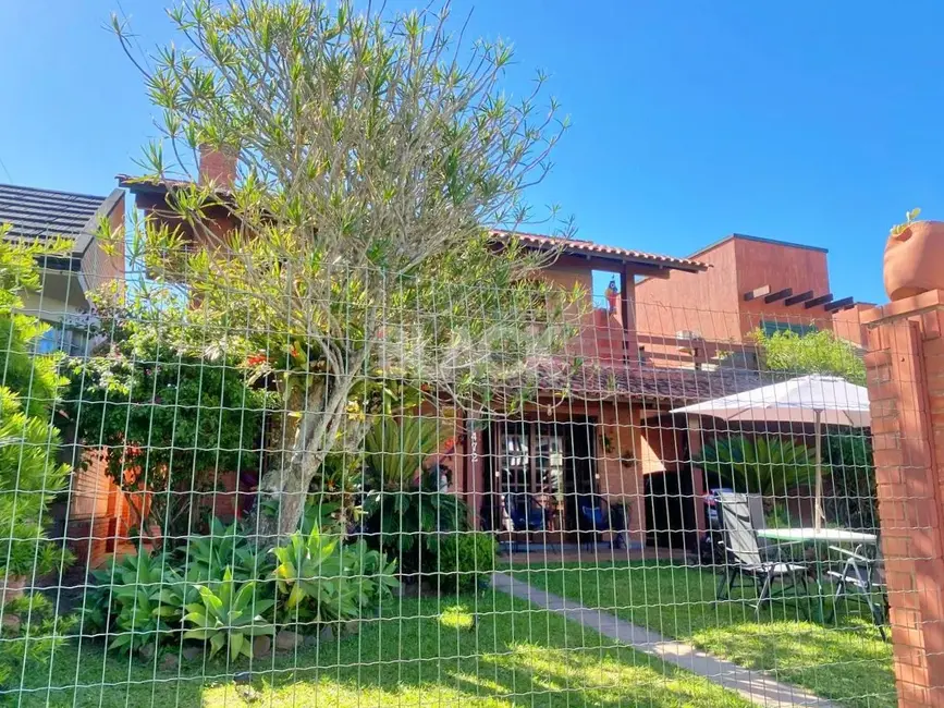 Foto 1 de Casa com 6 quartos à venda, 248m2 em Torres - RS