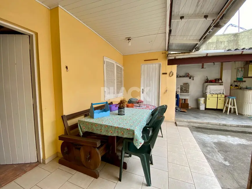 Foto 4 de Casa com 5 quartos à venda, 180m2 em Torres - RS
