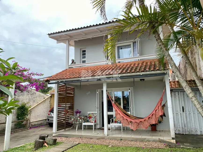 Foto 1 de Casa com 5 quartos à venda, 180m2 em Torres - RS