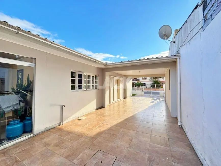 Foto 2 de Casa com 6 quartos à venda, 200m2 em Centro, Torres - RS