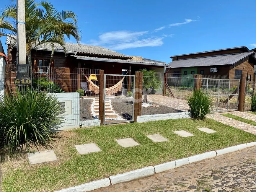Foto 2 de Casa com 2 quartos à venda, 102m2 em Torres - RS