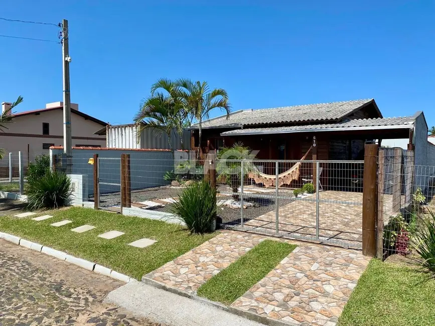 Foto 1 de Casa com 2 quartos à venda, 102m2 em Torres - RS