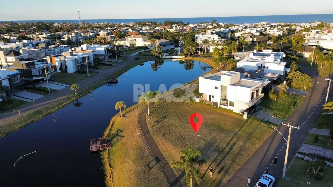 Foto 1 de Terreno / Lote à venda, 556m2 em Torres - RS