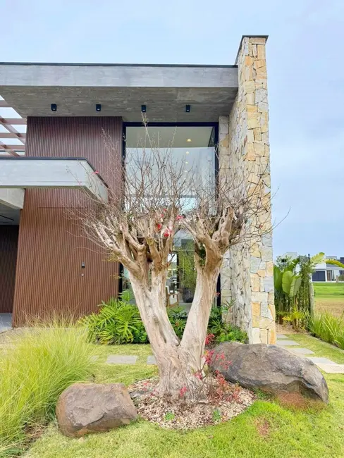 Foto 3 de Casa de Condomínio com 3 quartos à venda, 277m2 em Torres - RS