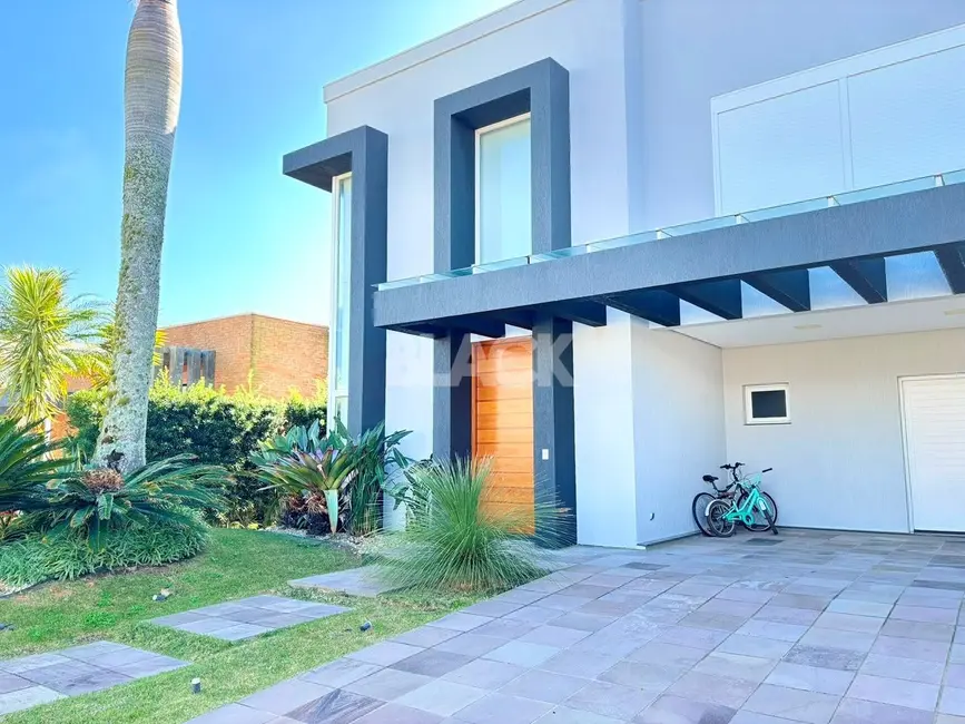 Foto 1 de Casa de Condomínio com 3 quartos à venda, 262m2 em Torres - RS