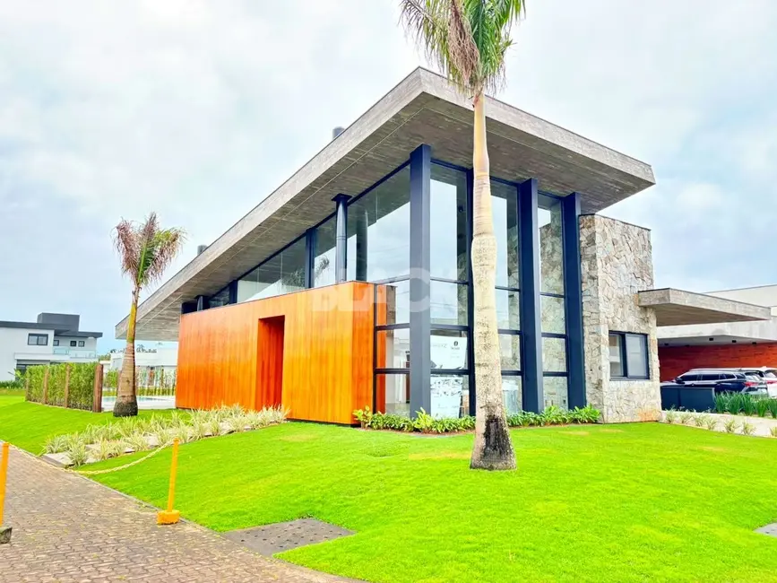 Foto 1 de Casa de Condomínio com 4 quartos à venda, 439m2 em Torres - RS
