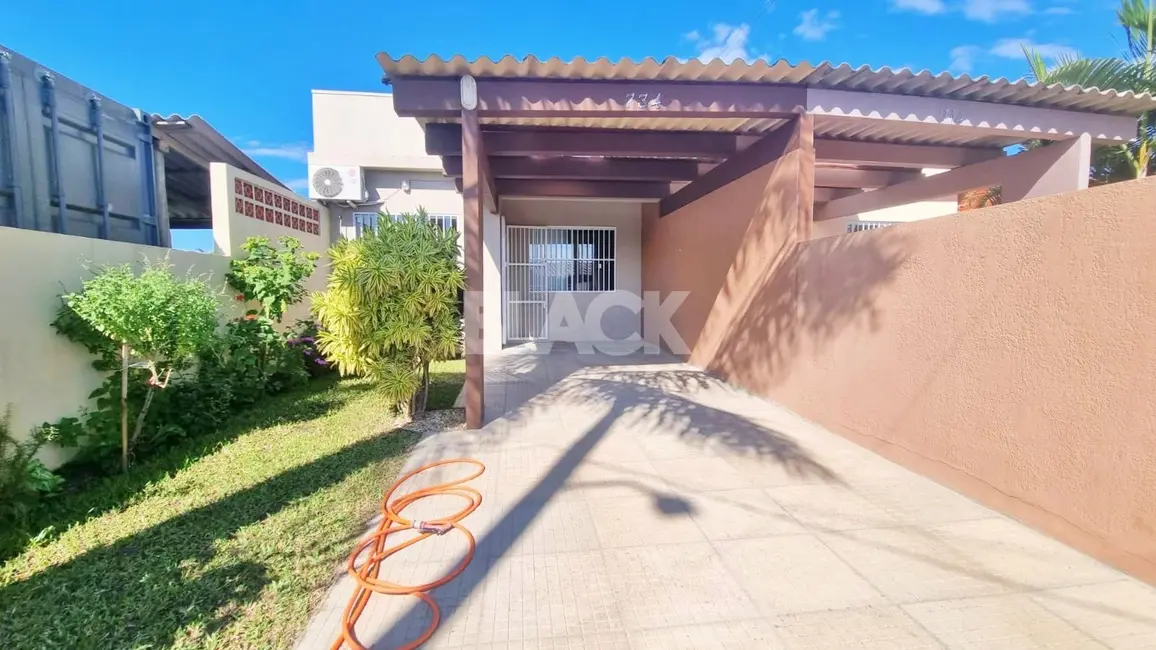 Foto 1 de Casa com 2 quartos à venda, 100m2 em Torres - RS