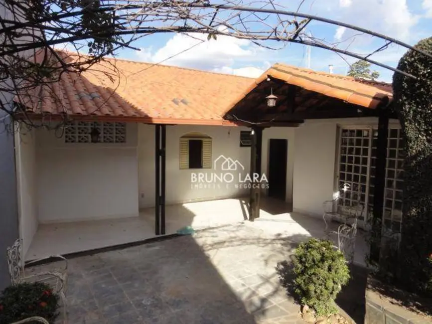 Foto 2 de Casa com 5 quartos para alugar, 120m2 em Centro, Igarape - MG