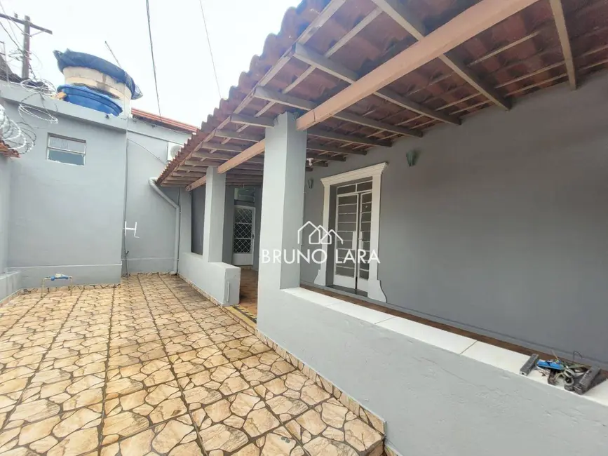 Casa com 3 quartos para alugar, 180m2 em Centro, Igarape - MG - imagem 2 Foto 2 de Casa com 3 quartos para alugar, 180m2 em Centro, Igarape - MG
