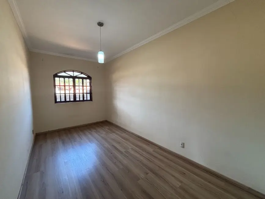 Foto 8 de Casa com 3 quartos à venda, 360m2 em Sao Joaquim De Bicas - MG