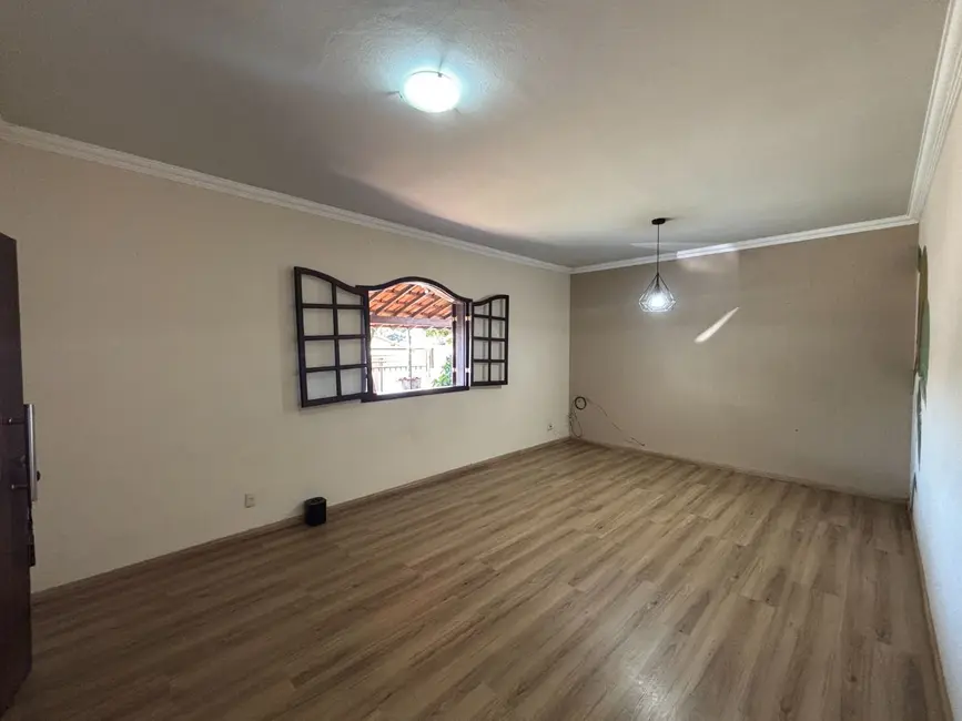 Foto 4 de Casa com 3 quartos à venda, 360m2 em Sao Joaquim De Bicas - MG