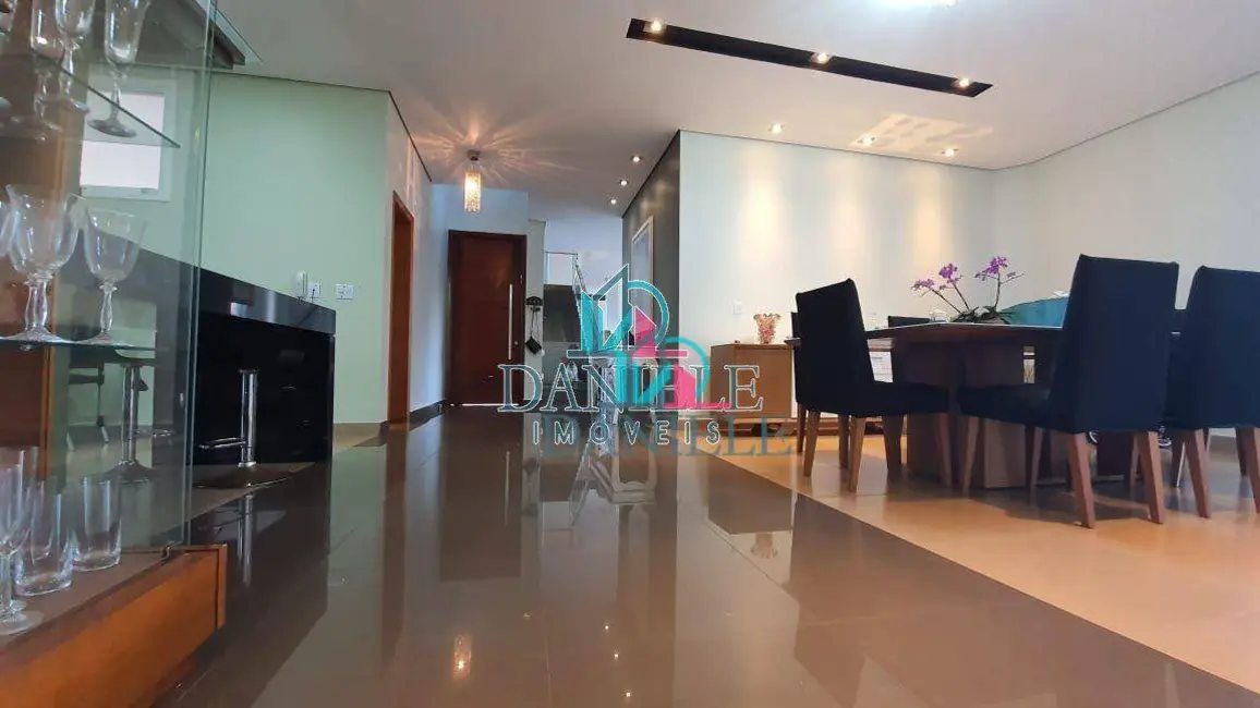 Casa de Condomínio com 3 quartos à venda, 825m2 em Parque Residencial Damha, Araraquara - SP - imagem 3 Foto 3 de Casa de Condomínio com 3 quartos à venda, 825m2 em Parque Residencial Damha, Araraquara - SP