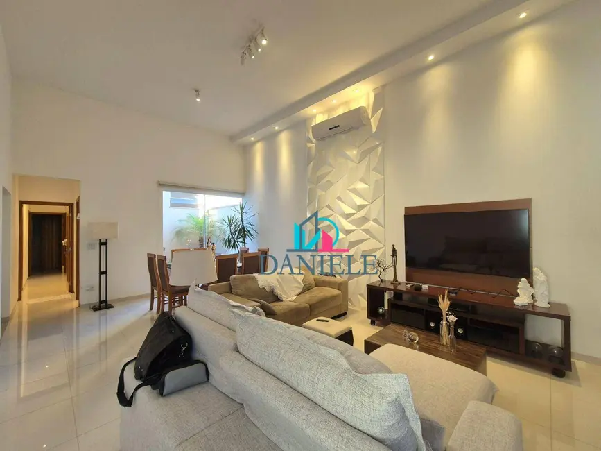 Casa de Condomínio com 3 quartos à venda, 283m2 em Parque Residencial Damha, Araraquara - SP - imagem 3 Foto 3 de Casa de Condomínio com 3 quartos à venda, 283m2 em Parque Residencial Damha, Araraquara - SP