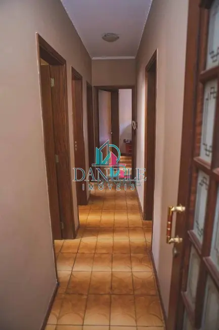 Casa com 3 quartos à venda, 250m2 em Jardim Pinheiros (Vila Xavier), Araraquara - SP - imagem 5 Foto 5 de Casa com 3 quartos à venda, 250m2 em Jardim Pinheiros (Vila Xavier), Araraquara - SP