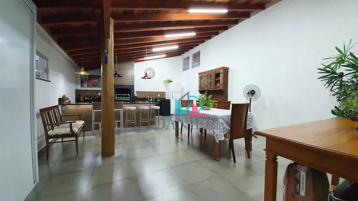Casa com 3 quartos à venda, 250m2 em Centro, Araraquara - SP - imagem 9 Foto 9 de Casa com 3 quartos à venda, 250m2 em Centro, Araraquara - SP