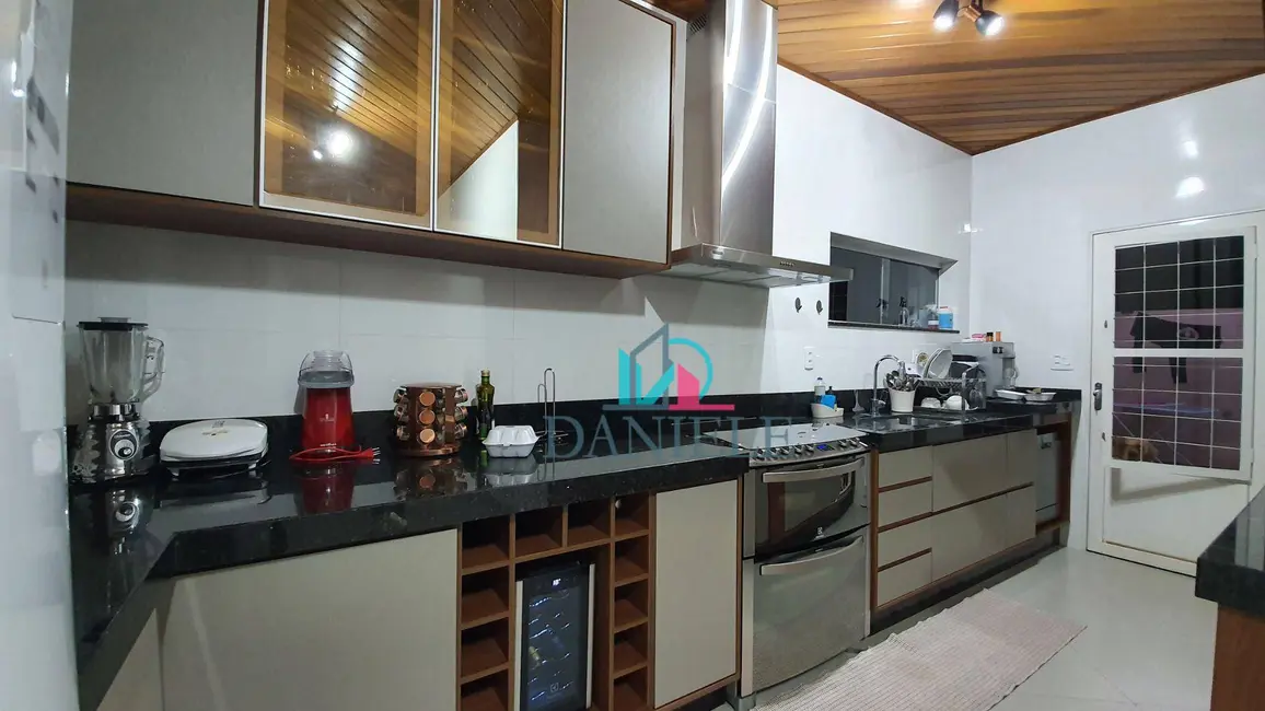 Casa com 3 quartos à venda, 250m2 em Centro, Araraquara - SP - imagem 5 Foto 5 de Casa com 3 quartos à venda, 250m2 em Centro, Araraquara - SP