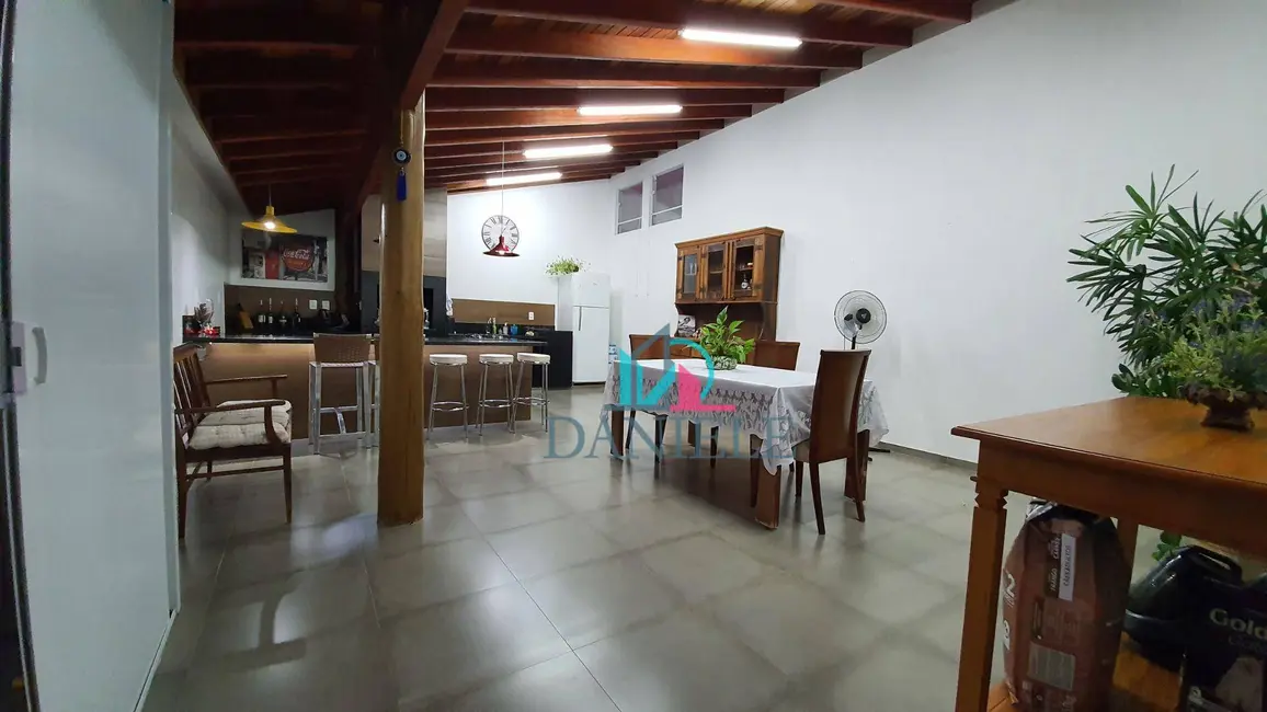Casa com 3 quartos à venda, 250m2 em Centro, Araraquara - SP - imagem 8 Foto 8 de Casa com 3 quartos à venda, 250m2 em Centro, Araraquara - SP