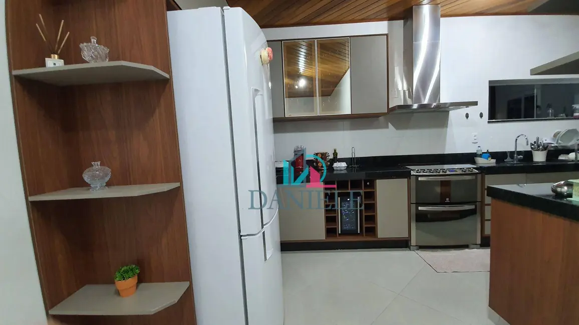 Casa com 3 quartos à venda, 250m2 em Centro, Araraquara - SP - imagem 4 Foto 4 de Casa com 3 quartos à venda, 250m2 em Centro, Araraquara - SP