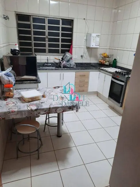 Casa com 3 quartos à venda, 300m2 em Centro, Araraquara - SP - imagem 6 Foto 6 de Casa com 3 quartos à venda, 300m2 em Centro, Araraquara - SP