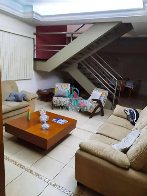 Casa com 3 quartos à venda, 300m2 em Centro, Araraquara - SP - imagem 3 Foto 3 de Casa com 3 quartos à venda, 300m2 em Centro, Araraquara - SP
