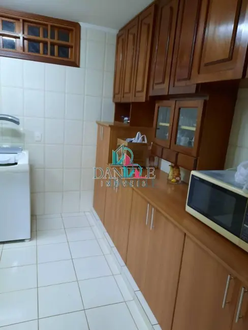 Casa com 3 quartos à venda, 300m2 em Centro, Araraquara - SP - imagem 7 Foto 7 de Casa com 3 quartos à venda, 300m2 em Centro, Araraquara - SP